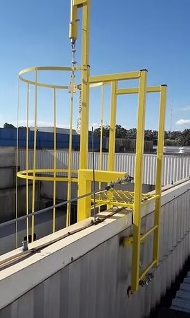 Linha de vida vertical Guardian instalada em escada marinheiro com guarda-corpo amarelo